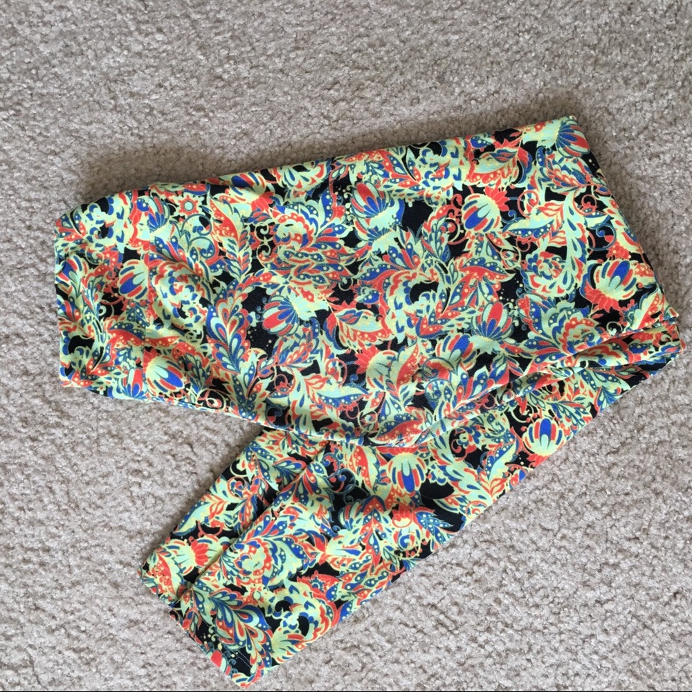 LuLaRoe Patterned Leggings a few small holes S